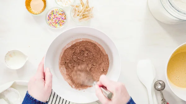 Bakning enhörning muffins — Stockfoto