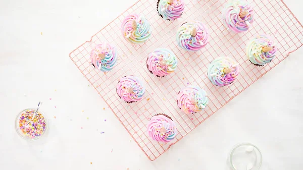 Cozimento cupcakes unicórnio — Fotografia de Stock