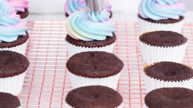 Tek boynuzlu at kekleri pişiriyorum.