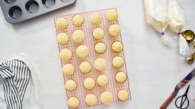 Vanilyalı kek yapıyorum.