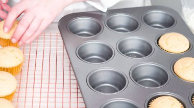 Vanilyalı kek yapıyorum.