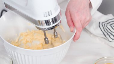 Vanilyalı kek yapıyorum.