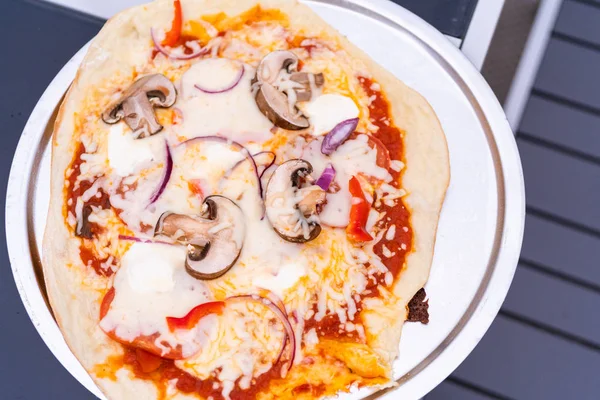 Grillad pizza — Stockfoto