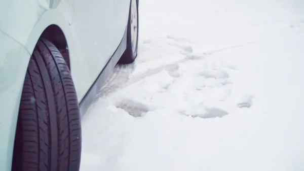 雪の中で車 — ストック写真