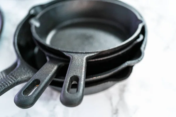 Чугунная сковородка — стоковое фото