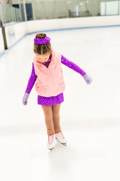 Kleine Eiskunstläuferin — Stockfoto