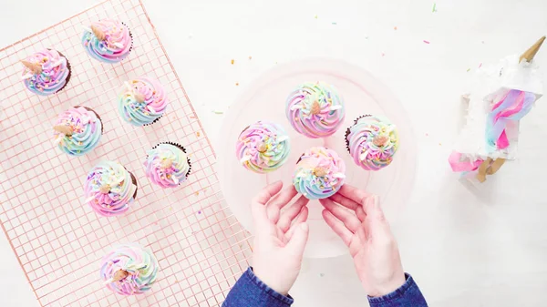 Einhorn-Cupcakes backen — Stockfoto