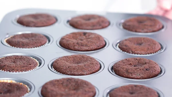 Bakning enhörning muffins — Stockfoto