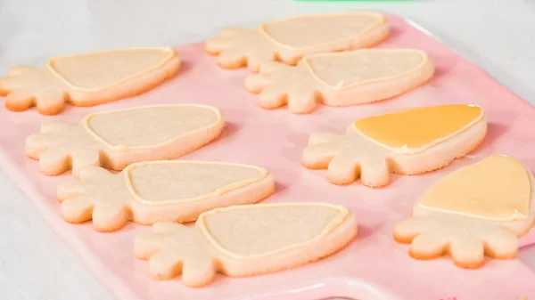 Faire des biscuits de Pâques — Photo