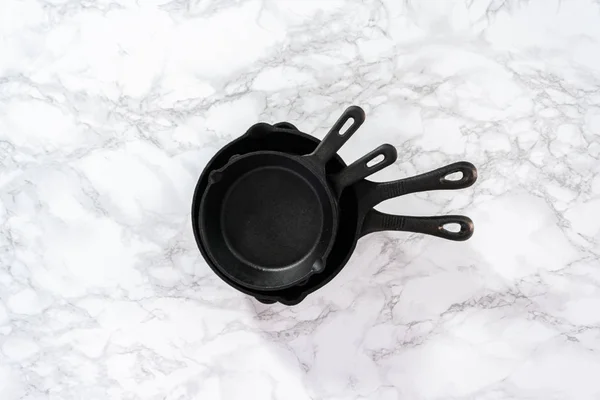 Чугунная сковородка — стоковое фото