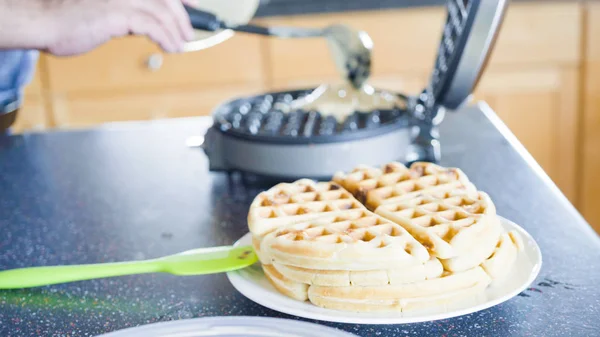 Making waffles — Stock Photo, Image