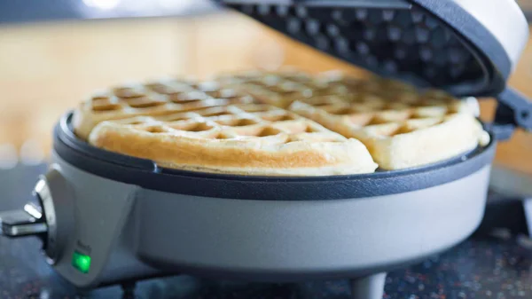 Making waffles — Stock Photo, Image