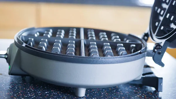 Making waffles — Stock Photo, Image