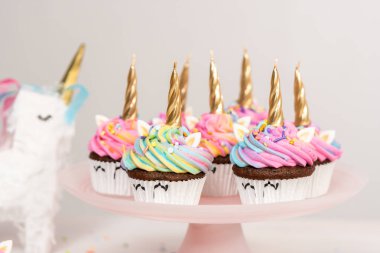 Tek boynuzlu at cupcakes