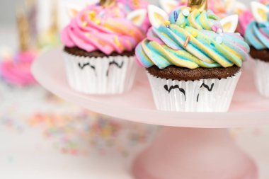 Tek boynuzlu at cupcakes