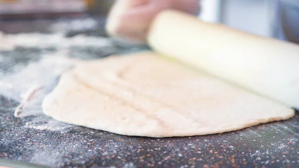 Тесто для пиццы — стоковое фото