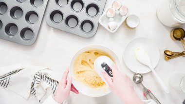 Vanilyalı kek yapıyorum.