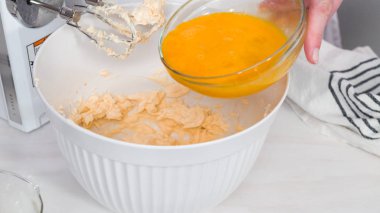 Vanilyalı kek yapıyorum.