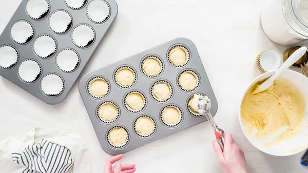 Baking vanilla cupcakes — Stock Photo, Image