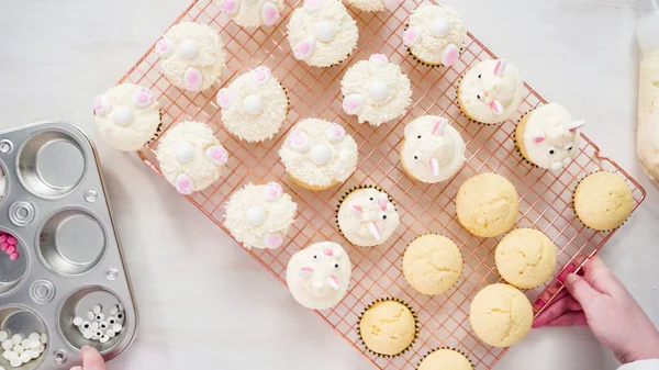 Hornear cupcakes de vainilla —  Fotos de Stock