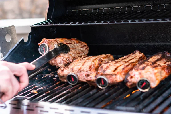 Steak grillen — Stockfoto