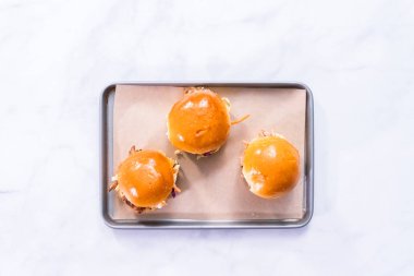 BBQ domuz sandviçi çekti.