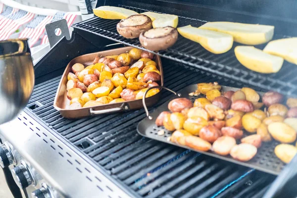 Grilling potatoes — Stock Photo, Image