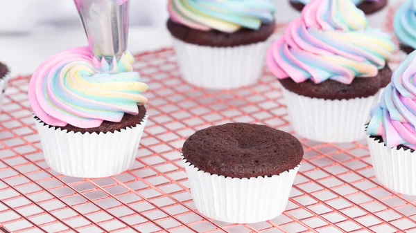 Bakning enhörning muffins — Stockfoto