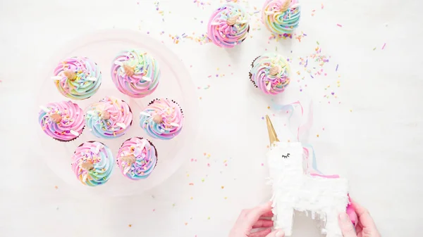 Einhorn-Cupcakes backen — Stockfoto