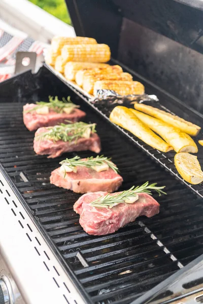 Steak grillen — Stockfoto