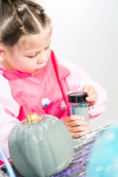 Decorating pumpkin — Stock Photo, Image