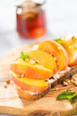 Şeftali ricotta tost