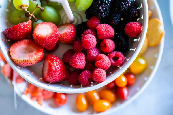 Assiette au fromage et fruits — Photo