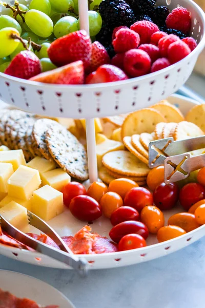 Queso y plato de frutas — Foto de Stock