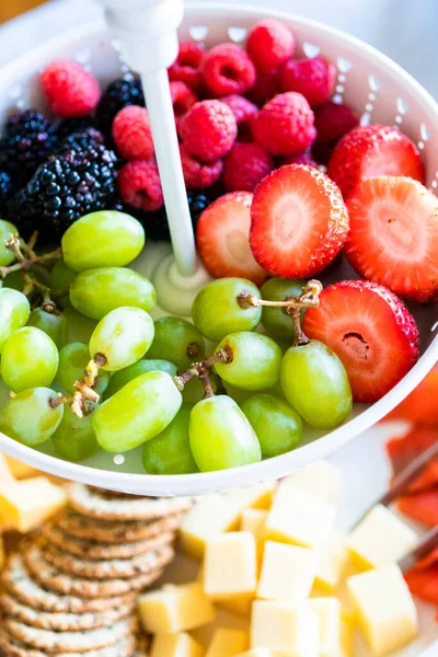 Queijo e prato de frutas — Fotografia de Stock
