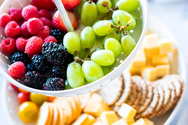 Queijo e prato de frutas — Fotografia de Stock