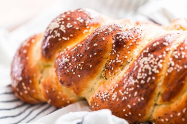 Örgülü challah ekmek susam ve haşhaş tohumu ile yakın çekim.