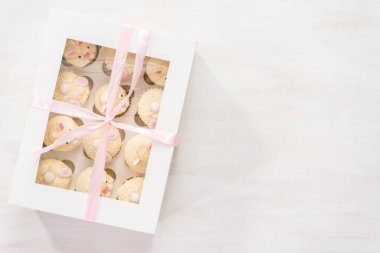 Düz yatıyordu. Beyaz Cupcake kutusunda Easter Bunny cupcakes.