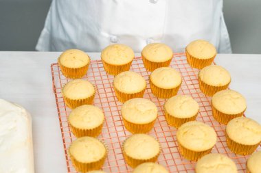 Paskalya için beyaz bir buttercream buzlanma ve tavşan kulakları ile vanilya cupcakes dekorasyon.