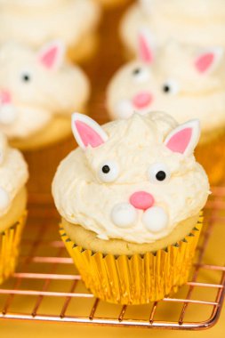 sarı arka planda Paskalya tavşan cupcakes.