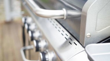 Gaz ızgarasında hamburger köftesi pişirmek..