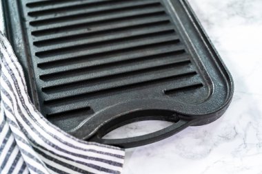 Mermer zemine demir ızgara dök..