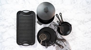 Düz yatıyordu. Mermer zemin üzerinde dökme demir tavaların çeşitliliği.