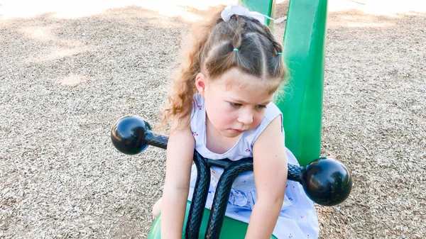 Маленькая Девочка Играет Детской Площадке Жаркий Летний День — стоковое фото
