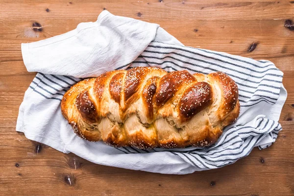 Platt Låg Nybakat Shallah Bröd Med Sesamfrön Och Vallmofrön — Stockfoto