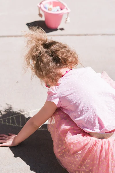 Niña Está Jugando Azadilla Los Soleados Suburbios Primavera — Foto de Stock