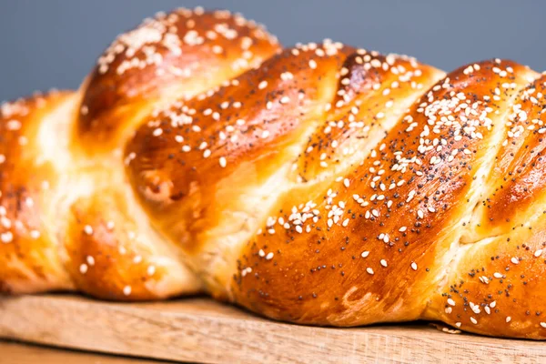 Close Braided Challah Bread Sesame Poppy Seeds — Stock Photo, Image