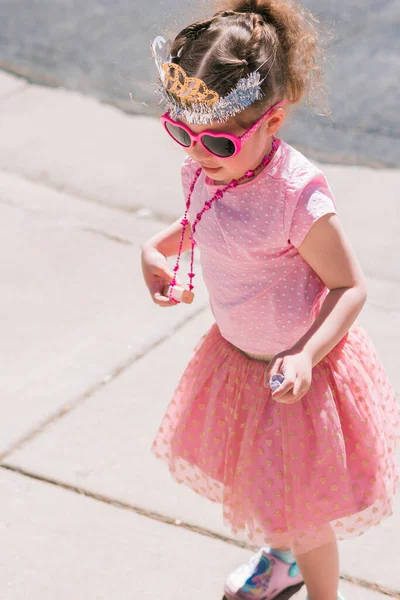 Mała Dziewczynka Gra Hopscotch Słonecznej Wiosny Daying Przedmieścia — Zdjęcie stockowe