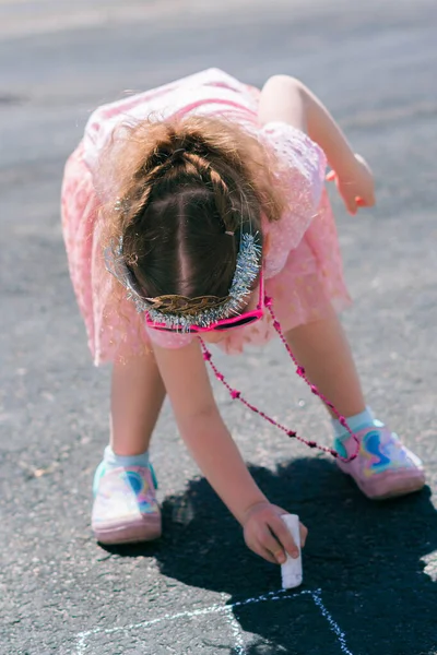 Klein Meisje Speelt Hopscotch Zonnige Voorjaar Daying Voorsteden — Stockfoto