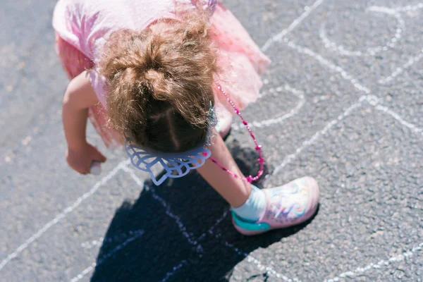 Klein Meisje Speelt Hopscotch Zonnige Voorjaar Daying Voorsteden — Stockfoto
